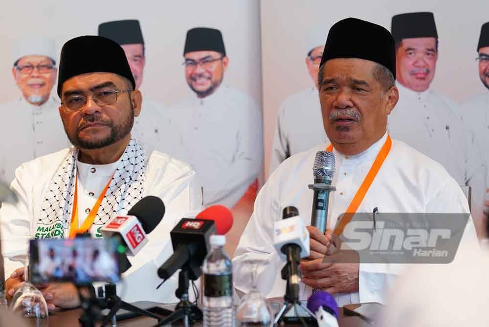 Mohamad (kanan) ketika sidang akhbar selepas merasmikan Konvensyen Nasional Amanah 2024 di Klang pada Sabtu. - FOTO: SINAR HARIAN / MOHD HALIM ABDUL WAHID