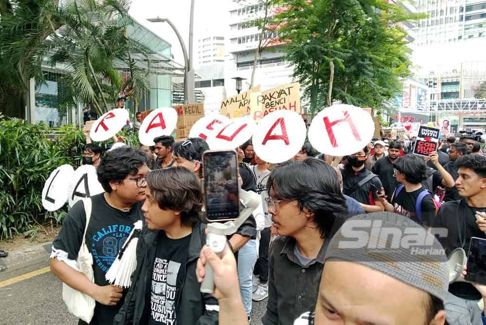 Peserta Himpunan Rakyat Benci Rasuah mula bergerak melalui Jalan Tunku Abdul Rahman menuju Dataran Merdeka sambil dikawal pihak polis.