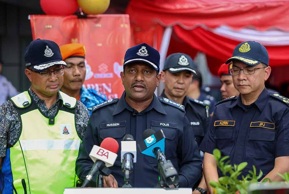 Hussein (tengah) bercakap kepada media selepas hadir pada Kempen Keselamatan Jalan Raya Sempena Op Selamat Tahun Baharu Cina 2025 Peringkat Kontinjen Selangor di Plaza Tol PJS 2 pada Sabtu. Foto Bernama