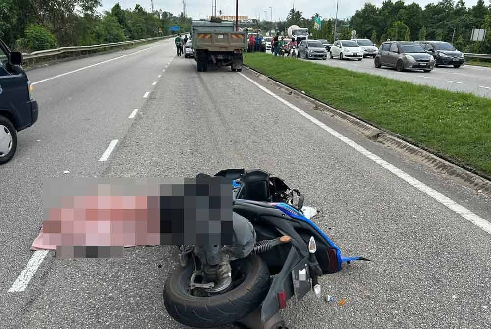Pekerja pasar raya maut selepas motosikal yang ditunggangnya merempuh belakang sebuah lori di Jalan Pintasan Kuantan berhampiran persimpangan lampu isyarat Bukit Rangin, di sini, pada Sabtu. - Foto: Polis Trafik Kuantan