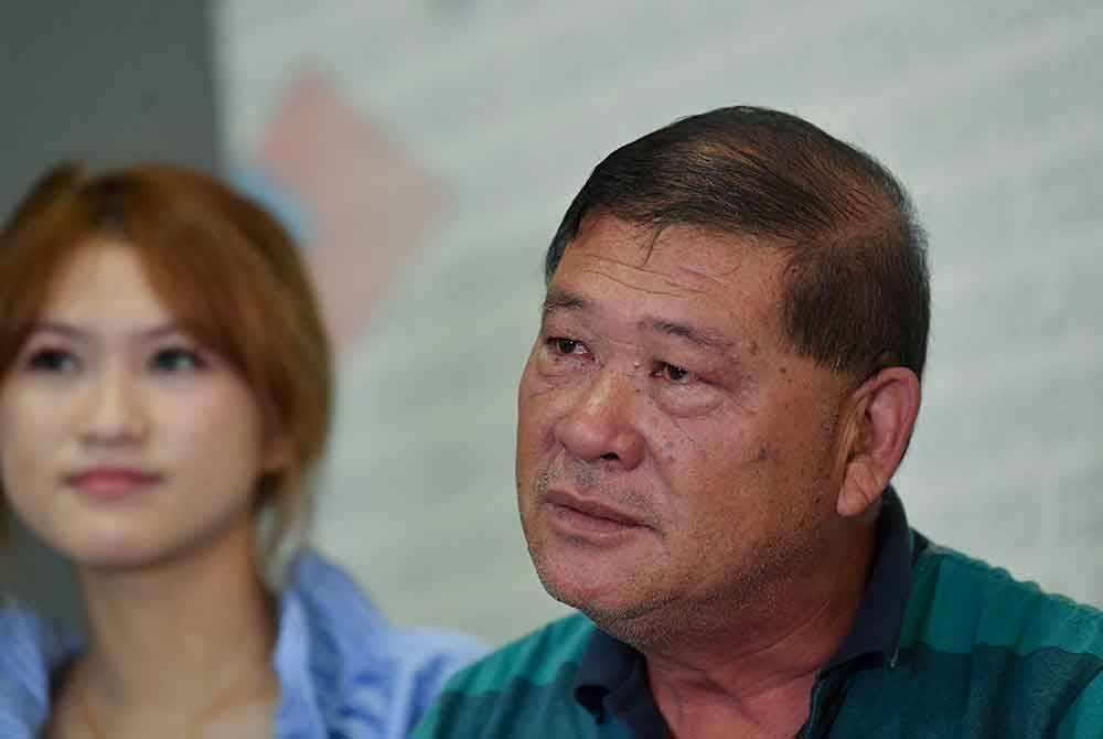 Sze Woon (kanan) bersama anaknya, Wei Tyng yang menerima kewarganegaraan bercakap pada sidang media di Pusat Khidmat Ahli Parlimen Gopeng pada Sabtu. Foto Bernama