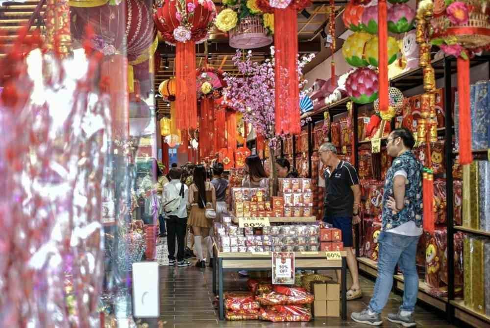 Masyarakat Cina dilihat sibuk memilih barangan perhiasan dekorasi sebagai persiapan menyambut perayaan Tahun Baharu Cina di sebuah kedai di Petaling Street. Foto Bernama