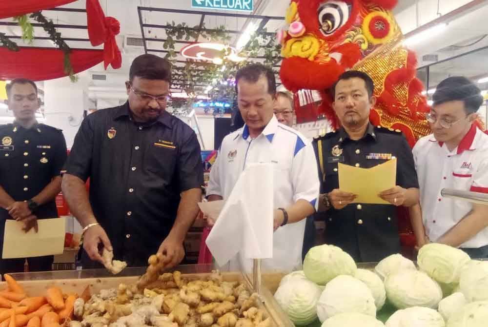 Veerapan (dua dari kiri) ketika Walkabout Pelancaran Skim Harga Maksimum Musim Perayaan (SHMMP) Tahun Baharu Cina 2025 pada Sabtu.