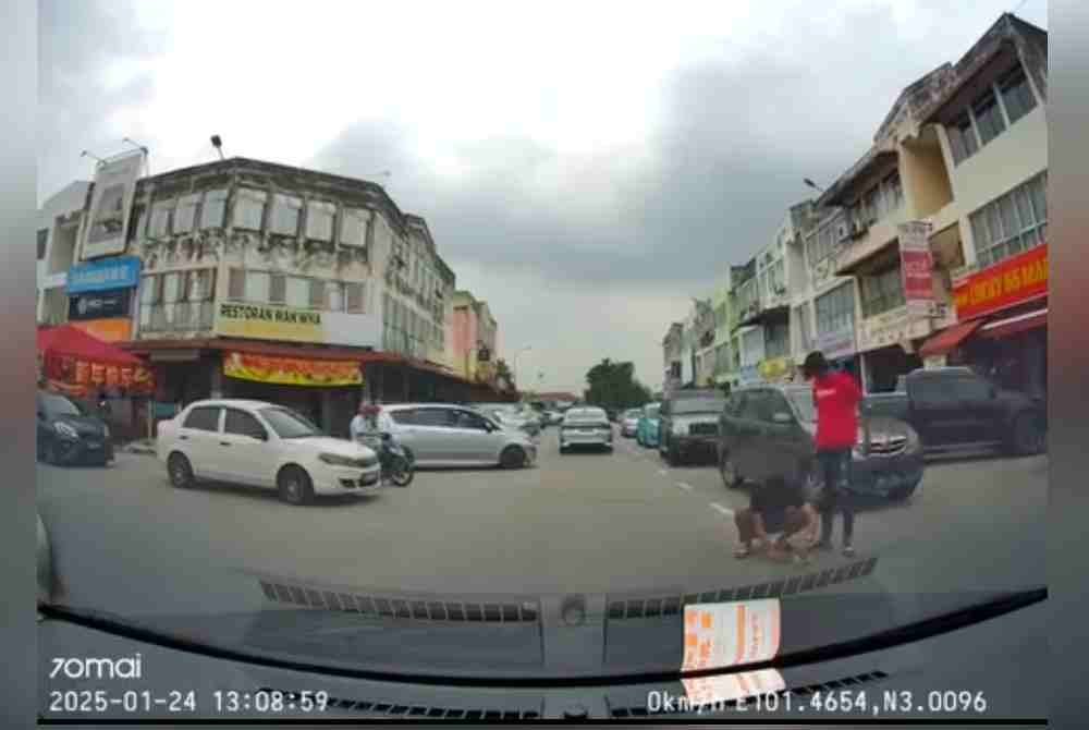 Tangkap layar rakaman papan pemuka kereta pengadu yang memaparkan tindakan dua lelaki membakar mercun di tengah jalan raya di Jalan Shahbudin 29, Taman Sentosa, Klang, Selangor pada Jumaat.
