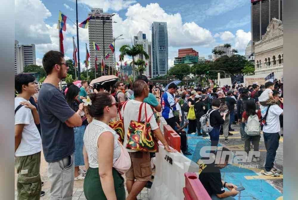 Beberapa pelancong dilihat mengambil gambar serta merakam video suasana sekitar Himpunan Rakyat Benci Rasuah di Dataran Merdeka, Kuala Lumpur. FOTO SINAR HARIAN/MUHAMMAD AMINNURALIFF MOHD ZOKI