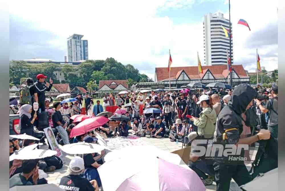 Pengunjung sekitar Dataran Merdeka menyifatkan lokasi Himpunan Rakyat Benci Rasuah tidak sesuai dan menjejaskan imej negara di mata pelancong luar. FOTO SINAR HARIAN/MUHAMMAD AMINNURALIFF MOHD ZOKI