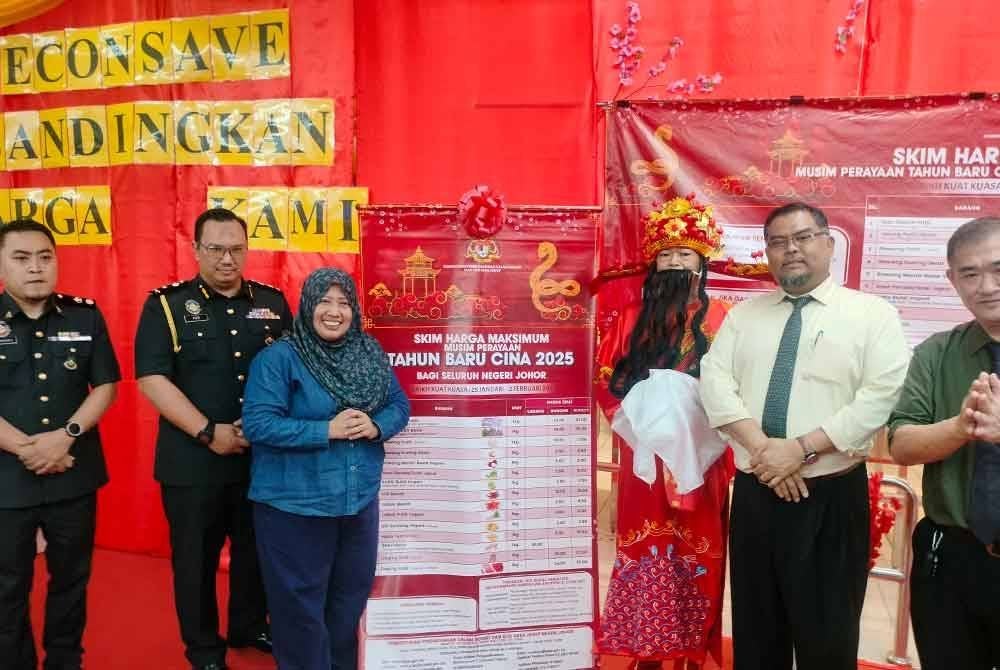 Lilis Saslinda (tiga, kiri) pada Sesi Walkabout Skim Harga Maksimum Musim Perayaan Tahun Baru Cina 2025 di Pasaraya Eonsave Pekan Nanas, Pontian pada Sabtu.
