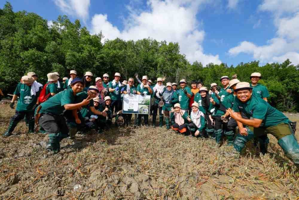 Warga IPSAS, UPM dan Yayasan Axiata serta belia setempat memilih Pulau Ketam sebagai lokasi penanaman 2,000 anak pokok bakau.