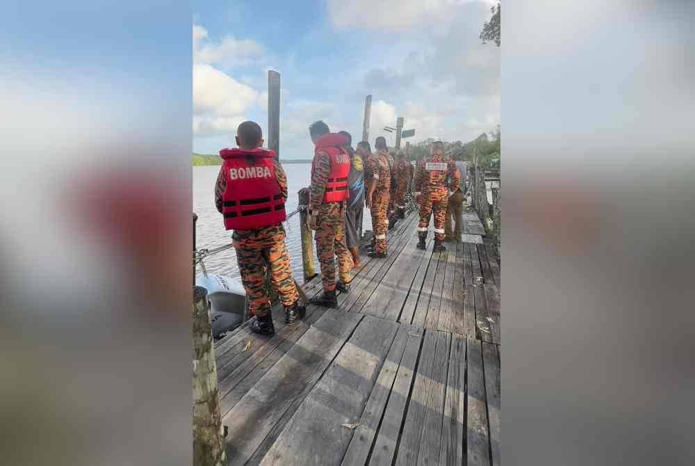 Anggota bomba menjalankan operasi pencarian mangsa di kawasan tepi sungai berhampiran Jeti Sungai Puteri, Kuala Rompin pada Sabtu.