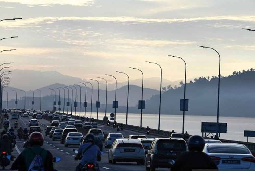 Lebih 2.4 juta kenderaan dijangka memasuki Pulau Pinang sepanjang sambutan Tahun Baharu Cina dengan purata 200,000 kenderaan sehari. Gambar hiasan.