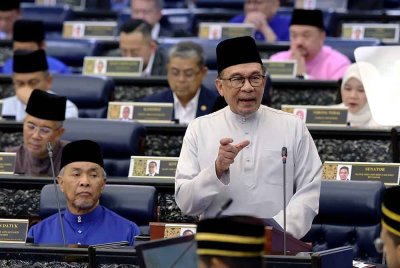 Perdana Menteri merangkap Menteri Kewangan, Datuk Seri Anwar Ibrahim ketika membentangkan belanjawan 2025. Foto fail Bernama