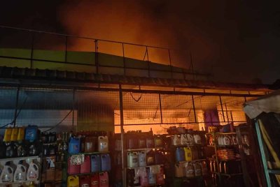 Keadaan api marak di bahagian dalam sebuah kedai runcit di Tumpat.