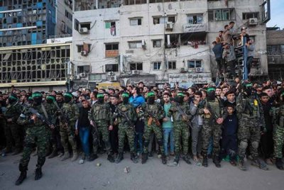 Pasukan pejuang Palestin, Hamas telah merekrut antara 10,000 dan 15,000 anggota sejak bermulanya perang dengan Israel. Foto fail AP