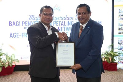 Mohamad Zahri (kiri) pada sesi penyerahan Sijil WHO GNAFCC bertempat di bilik gerakan Ibu Pejabat MBPJ pada Jumaat.