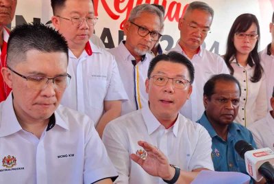 Kor Ming (duduk, tengah) dalam sidang akhbar pada Sabtu.