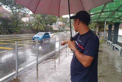 Ahmad menunjukkan lokasi sebuah kereta yang diparkir di hadapan sekolah di Bandar Baru Uda, sebelum dilaporkan penemuan mayat ibu dan anak.