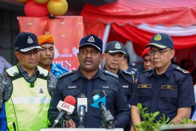 Hussein (tengah) bercakap pada sidang akhbar selepas merasmikan kempen keselamatan jalan raya dan advokasi sempena perayaan Tahun Baharu Cina di Plaza Tol PJS 2, Lebuhraya NPE, Petaling Jaya, Selangor pada Sabtu. - Foto: Bernama