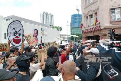 Peserta Himpunan Rakyat Benci Rasuah dilihat mula berkumpul di hadapan pekarangan pintu masuk hadapan Pusat Beli Belah Sogo, Kuala Lumpur.