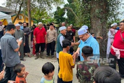 Mohd Amar (kanan) bersalaman dengan kanak-kanak di Kenduri Keluarga Keturunan Tuan Lembut. FOTO SINAR HARIAN/ADILA SHARINNI WAHID.