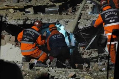 Operasi mencari dan menyelamat dimulakan selepas laporan menunjukkan terdapat mangsa yang mungkin terperangkap di bawah runtuhan. Foto Agensi