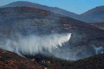 Helikopter digunakan untuk mengawal Border 2 Fire di kawasan kejiranan Otay Mesa di San Diego, California pada Jumaat.