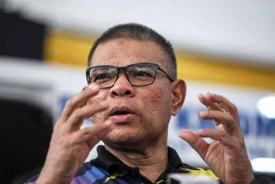 Saifuddin Nasution memberi penerangan ketika sidang media selepas merasmikan Program Sua Mesra KDN di Sekolah Kebangsaan Sungai Karangan pada Sabtu. Foto Bernama