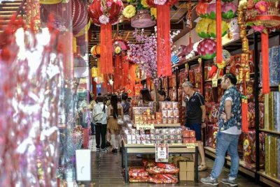 Masyarakat Cina dilihat sibuk memilih barangan perhiasan dekorasi sebagai persiapan menyambut perayaan Tahun Baharu Cina di sebuah kedai di Petaling Street. Foto Bernama