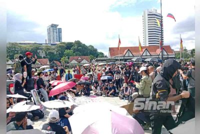 Pengunjung sekitar Dataran Merdeka menyifatkan lokasi Himpunan Rakyat Benci Rasuah tidak sesuai dan menjejaskan imej negara di mata pelancong luar. FOTO SINAR HARIAN/MUHAMMAD AMINNURALIFF MOHD ZOKI