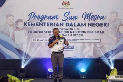 Saifuddin Nasution menyampaikan ucapan perasmian pada Program Sua Mesra KDN di Sekolah Kebangsaan Sungai Karangan pada Sabtu. Foto Bernama