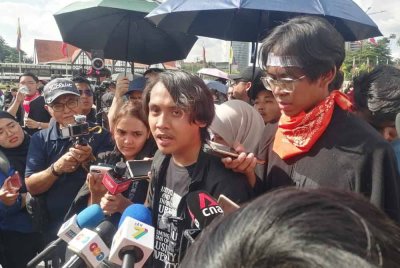Zaim (dua, kanan) pada sidang akhbar Himpunan Rakyat Benci Rasuah di Dataran Merdeka, Kuala Lumpur pada Sabtu.