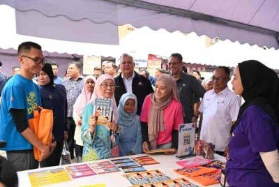 Wan Azizah melawat reruai sempena perasmian PADU Desa Tun Razak, pada Sabtu. Foto SKMM