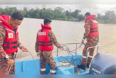 Anggota bomba menjalankan operasi SAR mangsa selepas menerima maklumat berhubung kejadian.