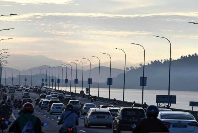 Lebih 2.4 juta kenderaan dijangka memasuki Pulau Pinang sepanjang sambutan Tahun Baharu Cina dengan purata 200,000 kenderaan sehari. Gambar hiasan.