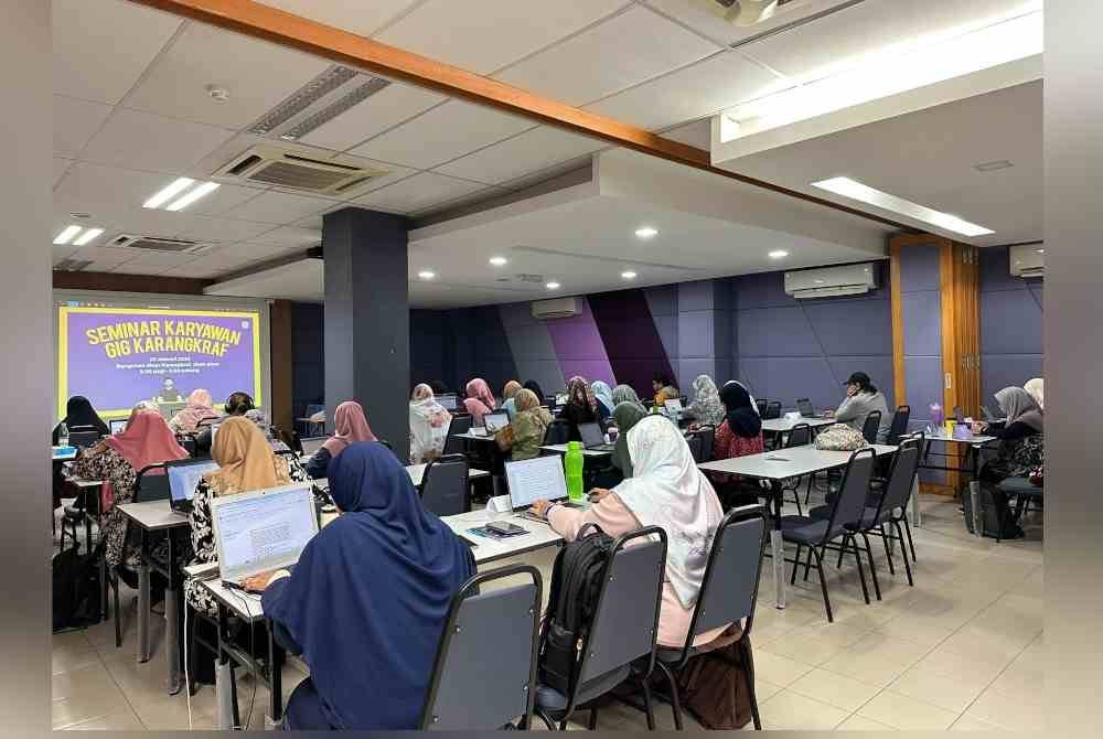 Peserta sedang menjalani ujian penilaian kemahiran di Seminar Karyawan Gig Karangkraf.
