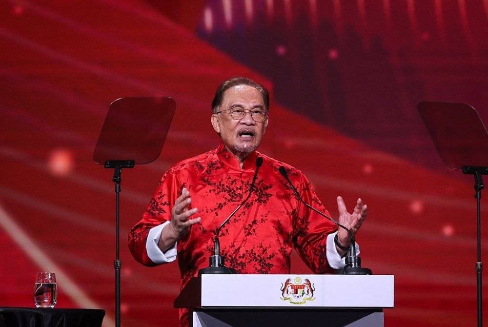 Anwar berucap pada Majlis Sambutan Tahun Baharu Cina 2025 yang berlangsung di Pusat Konvensyen Kuala Lumpur (KLCC) malam Sabtu. Foto Bernama