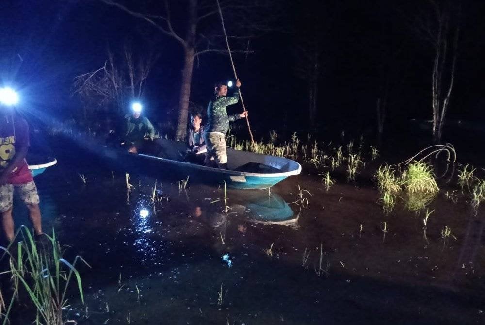 Operasi mencari dan menyelamat seorang lelaki Orang Asli yang dikhuatiri lemas selepas terjatuh dari bot ketika menyeberangi Tasik Bera Kemayan pada Sabtu. Foto JBPM