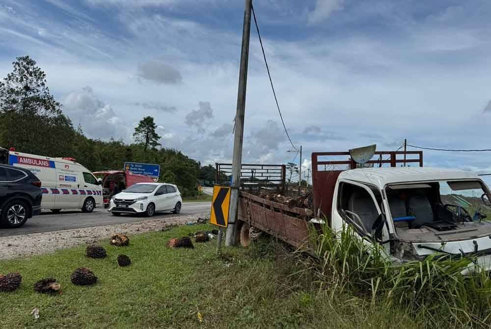 Keadaan lori yang terbabas dan muatan kelapa sawit bertaburan. Foto IPD Kota Tinggi