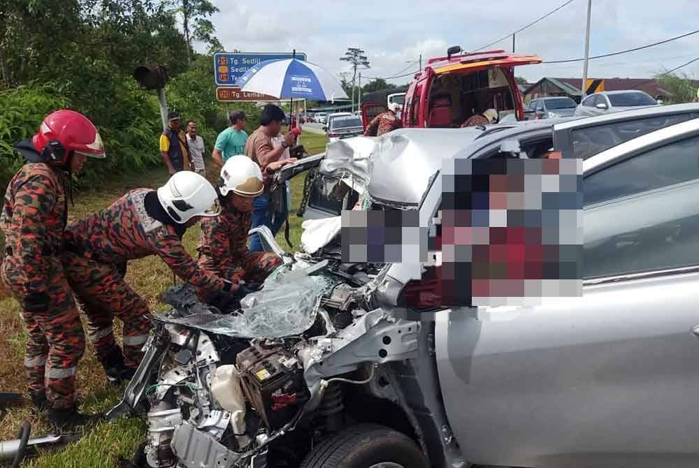 Anggota bomba berusaha mengeluarkan mangsa kemalangan. Foto BBP Kota Tinggi