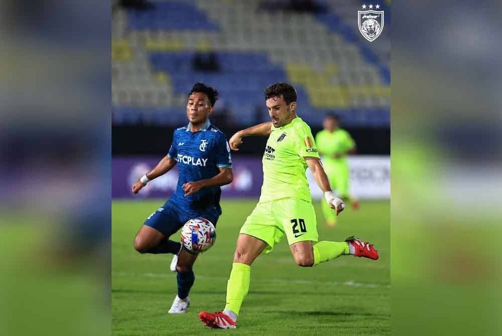 Muniz (kanan), berjaya melepasi kawalan pertahanan TFC sebelum merembat gol tunggal perlawanan pada minit ke-12. - Foto Facebook Johor Southern Tigers