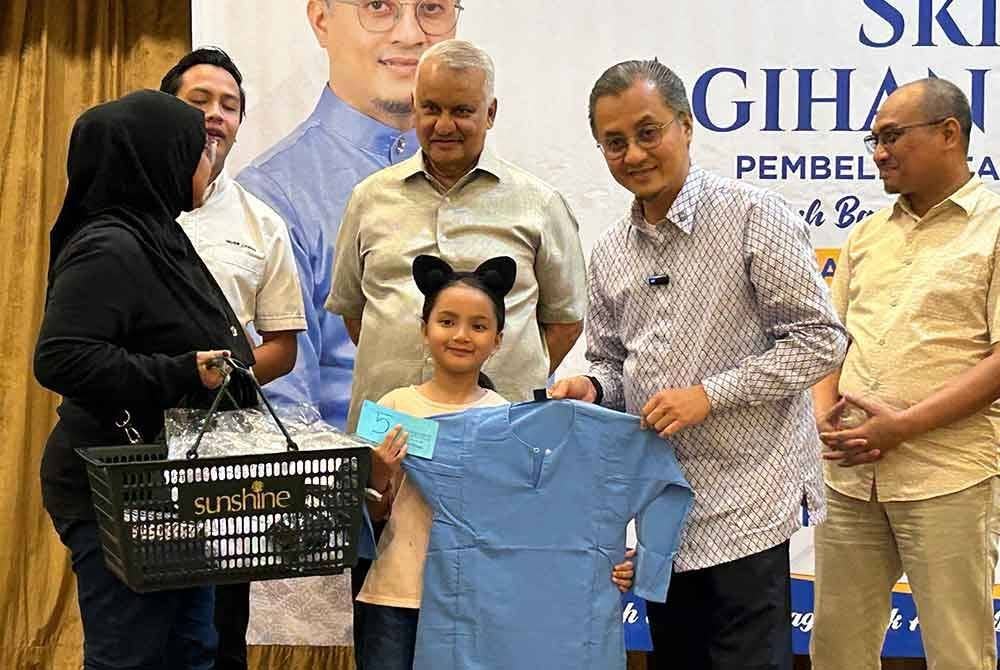 Skim tersebut meliputi penebusan keperluan persekolahan seperti pakaian sekolah, pakaian unit beruniform, pakaian sukan atau beg sekolah, kasut, alat tulis dan sebagainya.