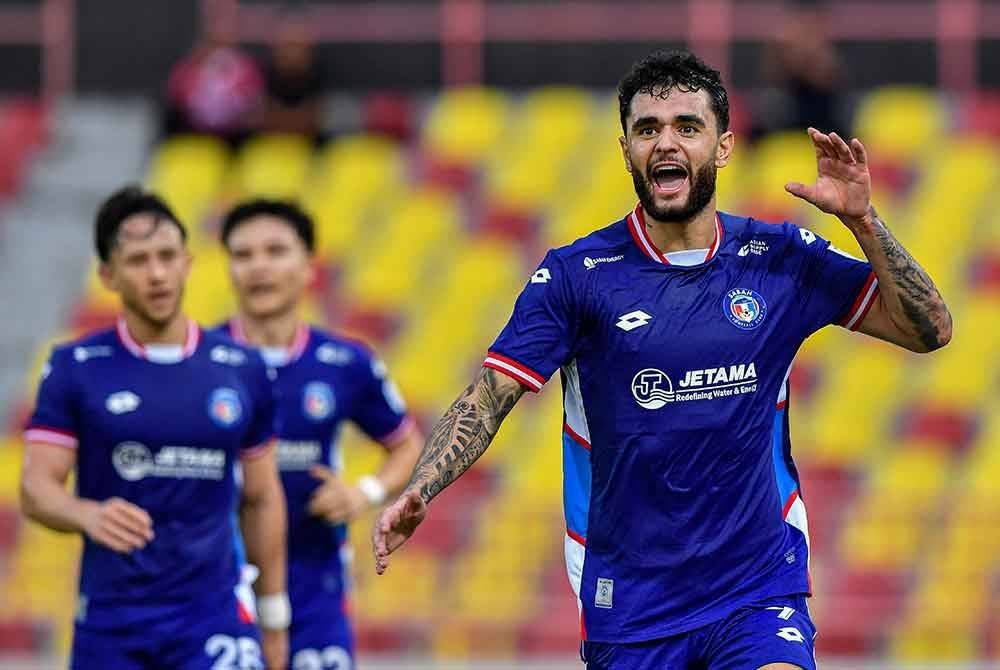 Pemain Sabah FC, Joao Pedro Boeira Duarte (kanan) meraikan jaringan golnya ketika menentang Negeri Sembilan FC pada perlawanan Liga Super di Stadium Tuanku Abdul Rahman Paroi malam tadi. Foto Bernama