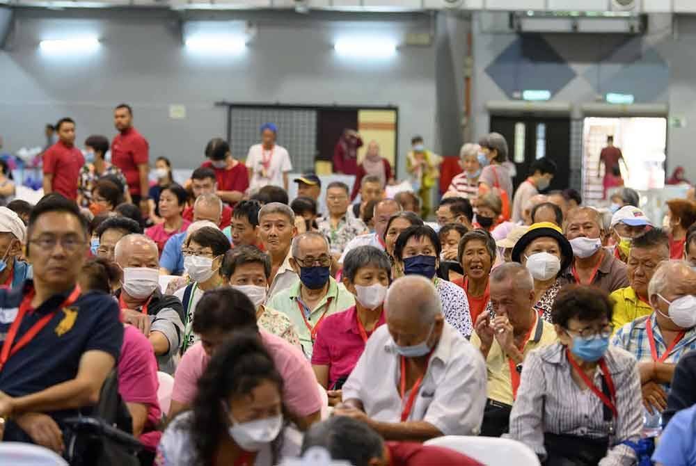 Seramai 500 keluarga juga merupakan penerima data eKasih Jabatan Perdana Menteri menerima sumbangan wang tunai dan barangan.