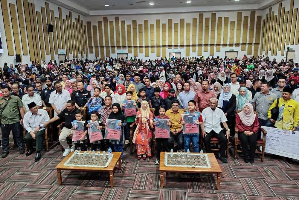 Pelajar, ibu bapa dan pihak PIBG sekolah terbabit bergambar bersama Wan Azizah (tengah) di Institut Latihan Dewan Bandaraya, Bandar Tun Razak, Cheras.