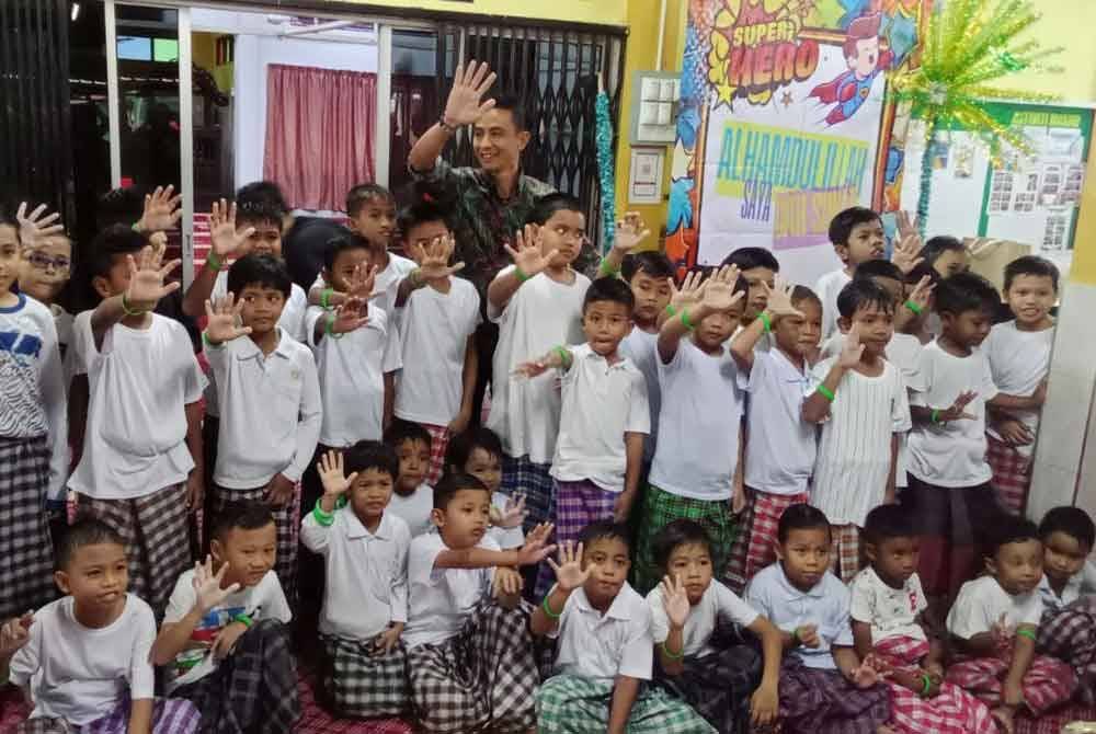 Ahmad Faez bersama sebahagian peserta khatan.