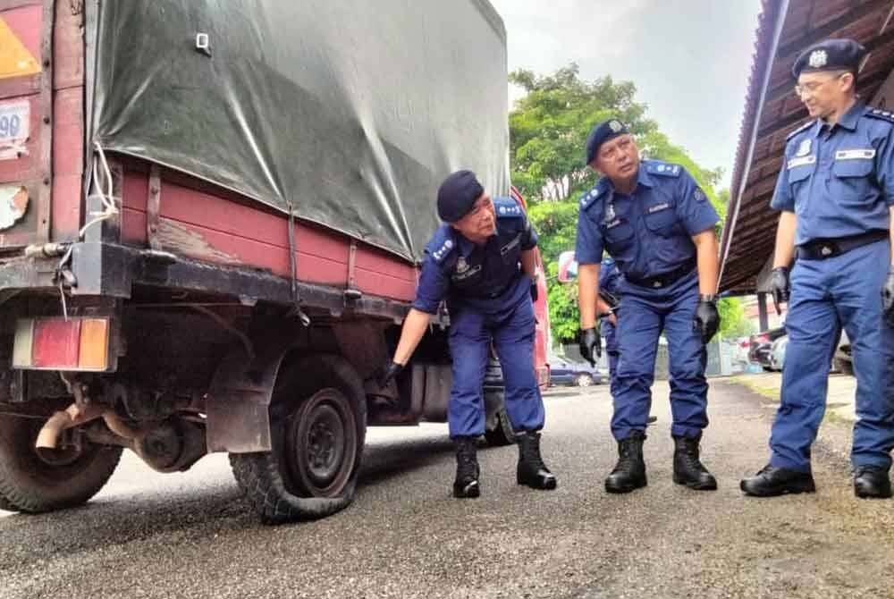 Wan Jamal (empat dari kiri) melihat rokok seludup yang dirampas di Pasir Mas Rabu lalu.
