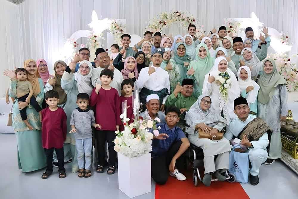 Muhammad Sanusi bersama ahli keluarga.