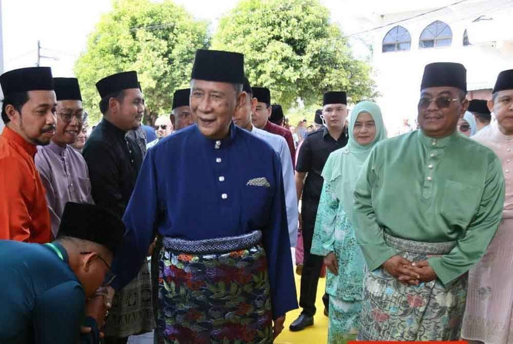 Sultan Al-Aminul Karim Sultan Sallehuddin Sultan Badlishah (kiri) berkenan berangkat meraikan majlis perkahwinan anak perempuan Muhammad Sanusi.
