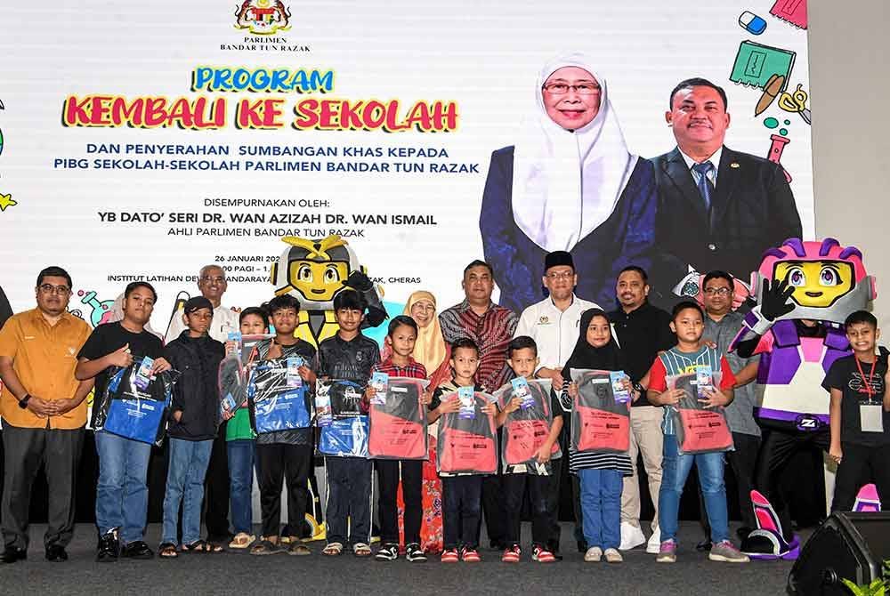 Wan Azizah bergambar bersama beberapa penerima sumbangan pada Program Kembali Ke Sekolah dan Penyerahan Sumbangan Khas Kepada PIBG Sekolah-sekolah di Parlimen Bandar Tun Razak bagi Tahun 2025 bertempat di Pusat Latihan DBKL pada Ahad. Foto Bernama