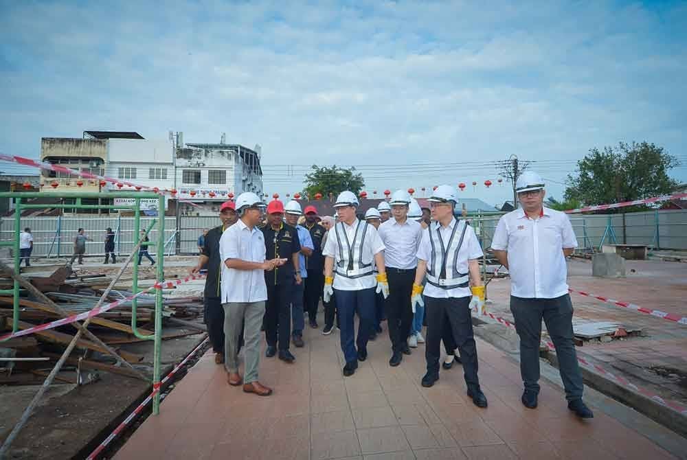 Kor Ming (tengah) meninjau lokasi tapak pembangunan baru Pasar Pasir Pinji, Ipoh pada Ahad.