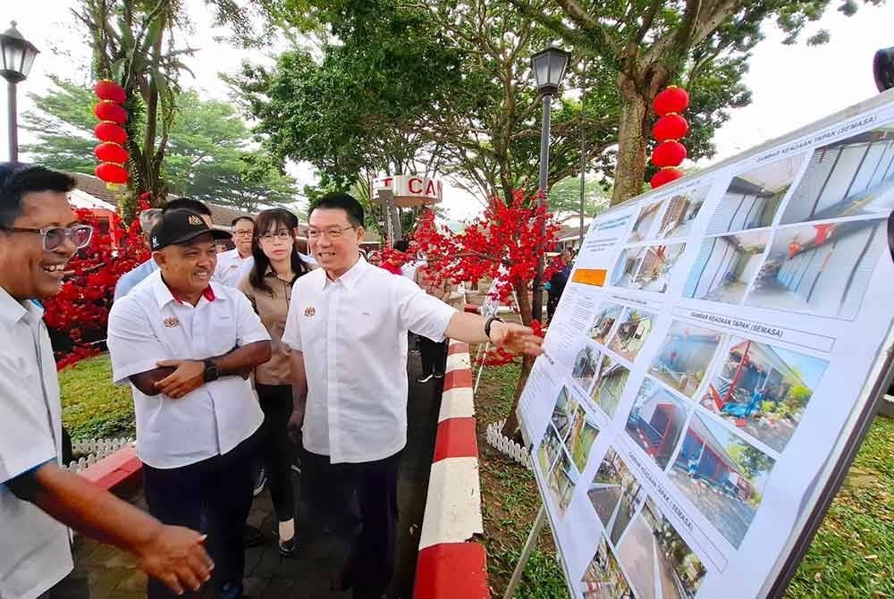 Kor Ming melihat kerja naik taraf yang telah dilakukan ke atas kawasan Pasar Taman Canning dalam lawatan kerjanya pada Ahad.